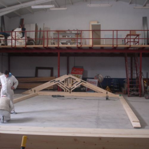 Formación de estructura de cubierta de madera en taller