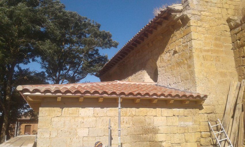 Iglesia de Amayuelas de Abajo con la cubierta de la sacristía reparada