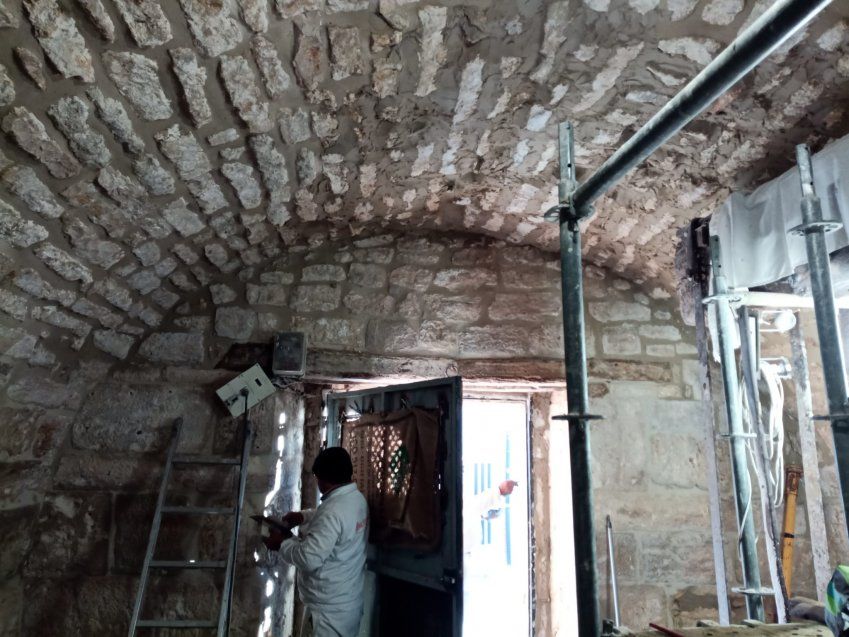 Archivolta durante rehabilitación en bodega particular en Dueñas