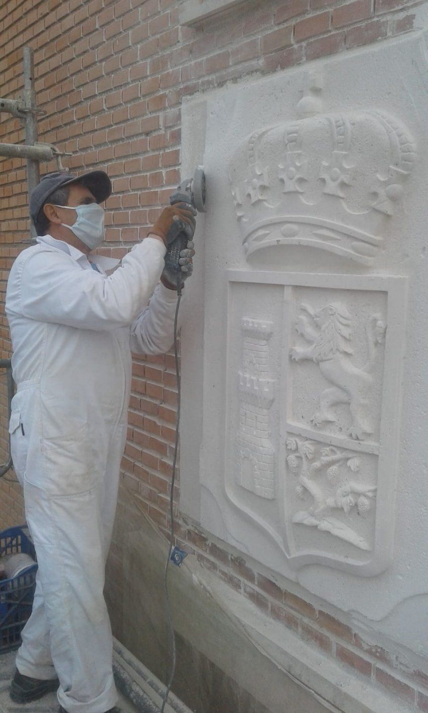 Colocación del escudo en la fachada del Ayuntamiento de Cevico de la Torre