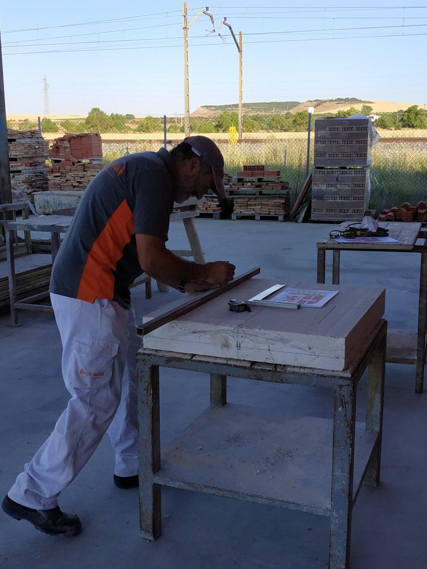 Proceso de talla del escudo en piedra natural en taller