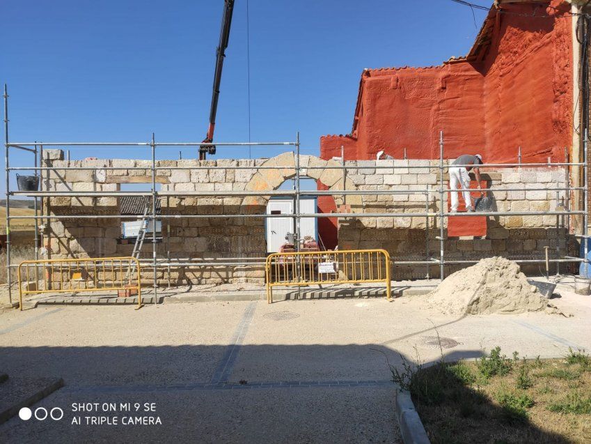 Obras de reconstrucción del arco de casa solariega en Támara