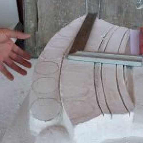 Proceso de talla del escudo en piedra natural en taller