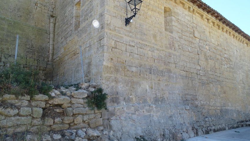 Grieta reparada en el muro de la Iglesia de Amayuelas de Abajo