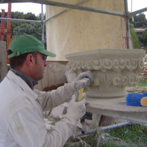 Capiteles de piedra en el Monasterio de San Pelayo, Cevico Navero