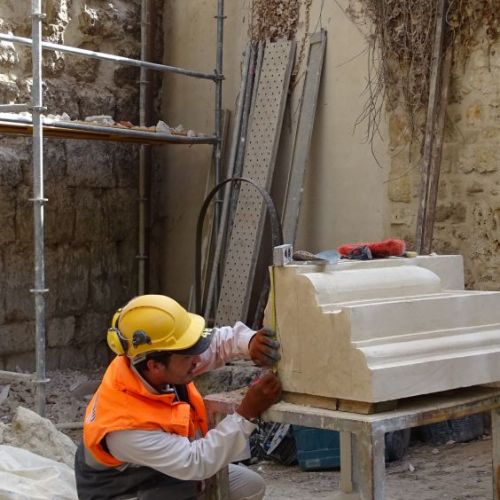 Elementos nuevos de piedra para la Casa Napoleón en Dueñas