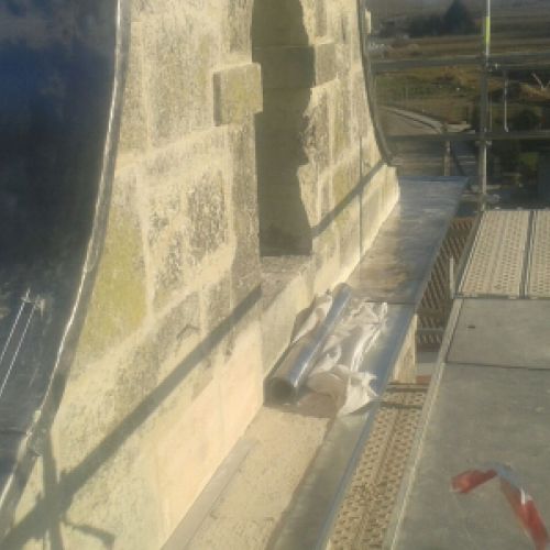 Baberos de plomo en la espadaña de la iglesia de Bustillo de la Vega