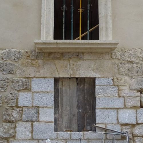 Piedra del balcón tras entonación en la Casa