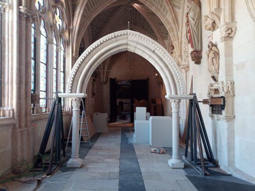 Portada románica para exposición en la Catedral de Burgos